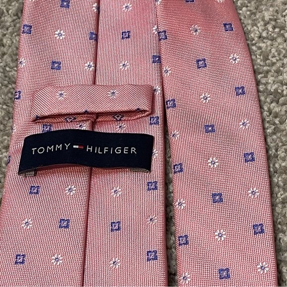 Tommy Hilfiger Pink w/blue and white necktie - Picture 3 of 3